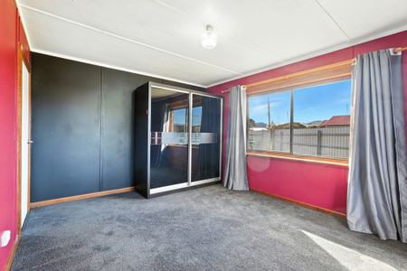 Spacious 3-bedroom family home available now - Photo 3