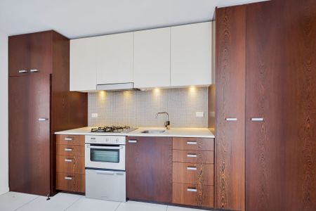 Modern 1 Bedroom Apt with Secure Parking in Great Location - Photo 3