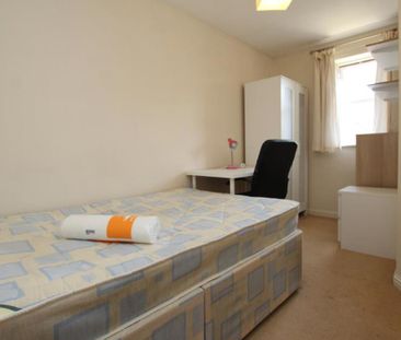 ***4 BED STUDENT PROPERTY*** £775pppm BILLS INCLUDED** A modern pro... - Photo 2