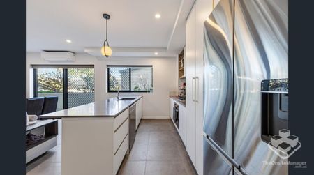 Spacious 2-Bedroom Apartment with Expansive Balcony - Photo 5