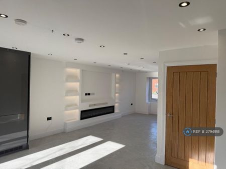 4 bedroom semi-detached house to rent - Photo 2