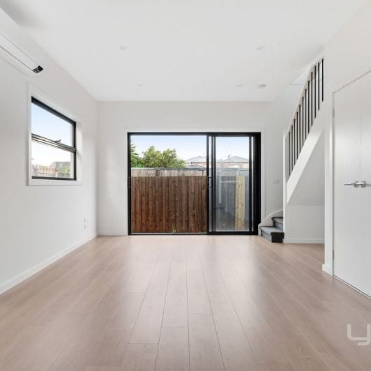 The Pefect Townhouse! - Photo 1