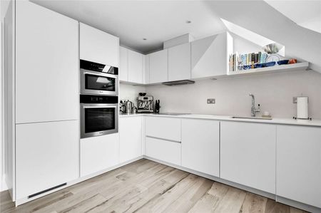 An impressive penthouse apartment with fantastic views and a high end finish in one of Guildford's most prestigious locations. - Photo 3
