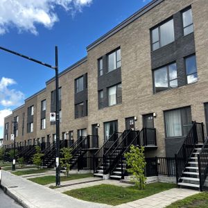 CONDO 3 1-2 + GRAND BALCON+STATIONNEMENT - Photo 2
