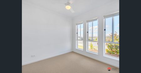 Modern Family Living in Holmview - Photo 3