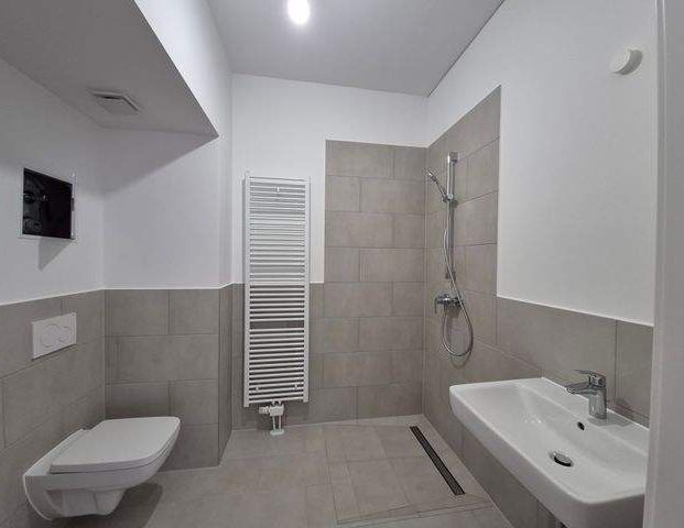 Erstbezug nach Sanierung - Schicke 2-Zimmer mit Parkett, Balkon u. Fußbodenheizung - Foto 1