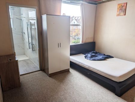 3 Bed Flat, Durnsford Road, SW19 - Photo 2