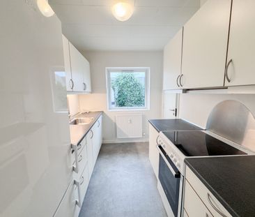 Lys og indbydende stuelejlighed med gode faciliteter - Photo 2