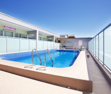 Large Studio Apartment with Shared Access to a Rooftop Pool and Sun... - Photo 1