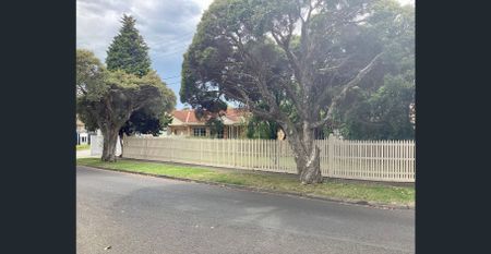 SUNDRENCHED SPACIOUS HOME WITH OWN STREET FRONTAGE - Photo 4