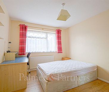 4 bedroom semi-detached house to rent - Photo 5