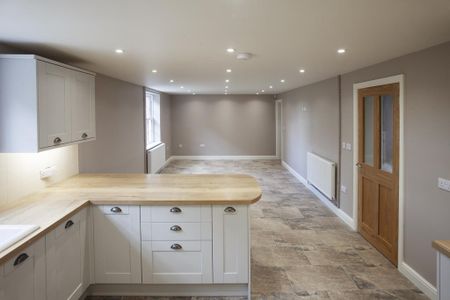 4 bedroom detached house to rent - Photo 2