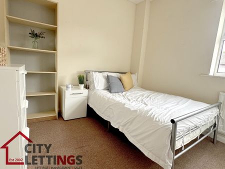 5 Bedroom Mid Terraced House - Photo 3