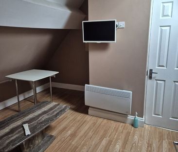 Studio Flat, Church Avenue, LE3 - Photo 1