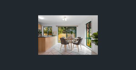 Modern 3 Bedroom Townhouse - Mt Waverley School Zone !!! - Photo 2