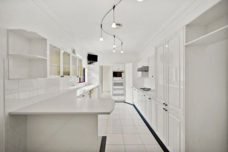 Spacious Four Bedroom Apartment At Top Floor - Photo 5