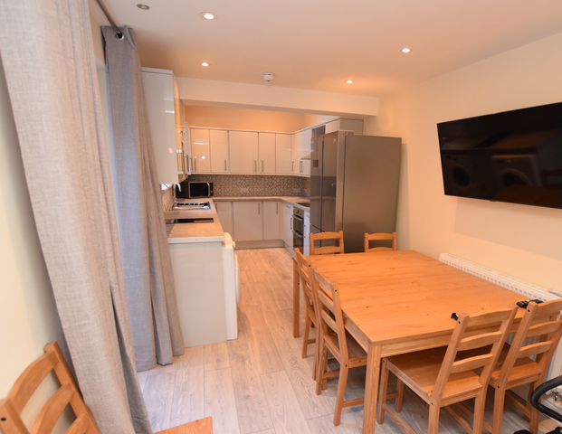 Bute Avenue Room 2 - Photo 1