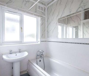 Earls Hall Avenue, Earls Hall Estate, Essex, SS2 - Photo 6