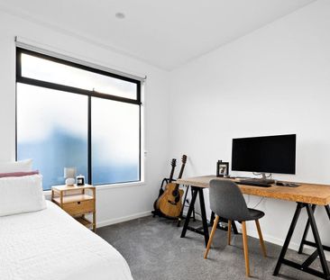 3 Bedroom Townhouse with Own Street Front and solar power - Photo 4