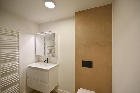 KNAP GELIJKVLOERS APPARTEMENT MET STADSTERRAS - Photo 3