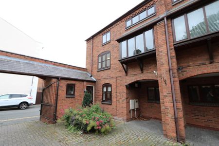4 bedroom flat to rent - Photo 2