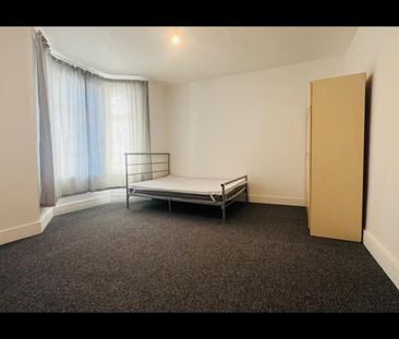 4 Bed Terraced House, Somerby Road, IG11 - Photo 3