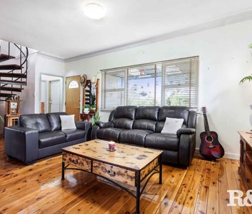 FRESHLY PAINTED FAMILY HOME - Photo 6
