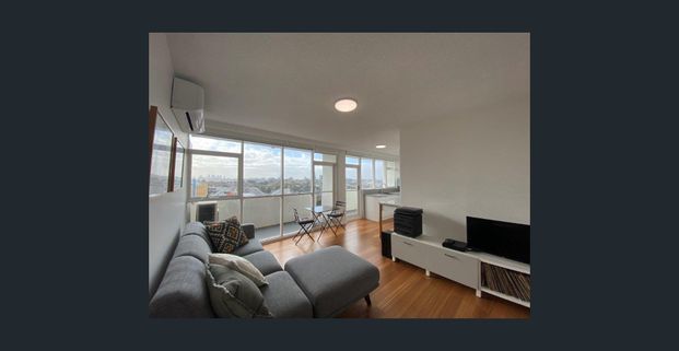 Fully renovated oversized one bedroom featuring panoramic views and study nook! Roof top equipped with BBQs. - Photo 1