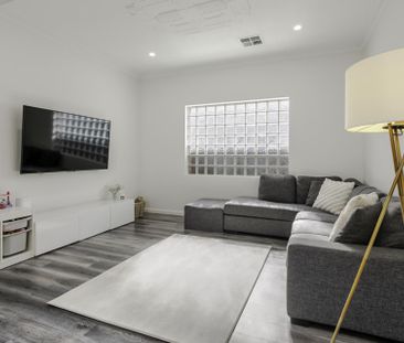 Three Bedroom Art Deco Modernised Home - Photo 1