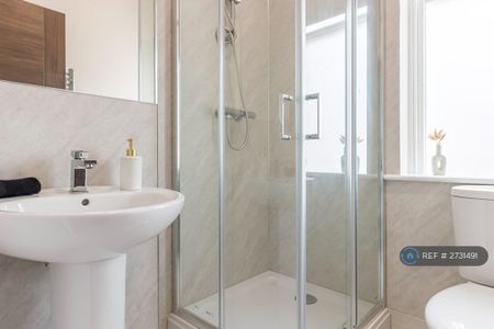 1 bedroom in a house share to rent - Photo 5