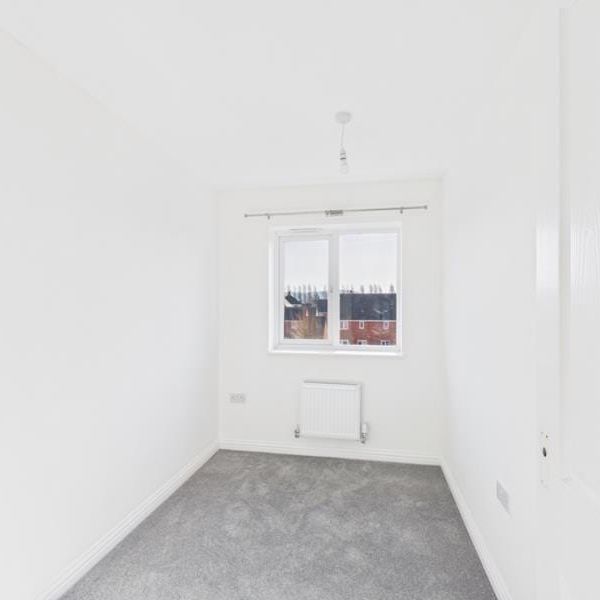 Thatcham Avenue, Kingsway, Gloucester - Photo 1