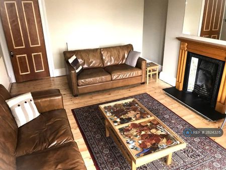 4 bedroom flat to rent - Photo 4