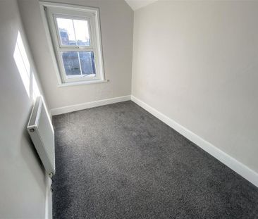 3 bedroom end of terrace house to rent - Photo 3