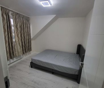 1 bedroom in a flat share to rent - Photo 3