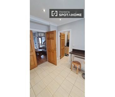 Room in shared apartment for rent in The Coombe, Dublin - Photo 6