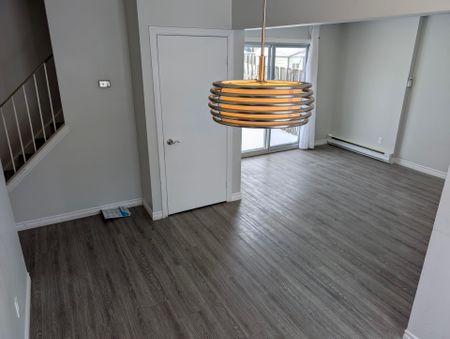 For Lease - 12 Hoskins Square, Brampton, Ontario - Photo 2