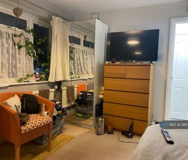 1 bedroom in a house share to rent - Photo 5