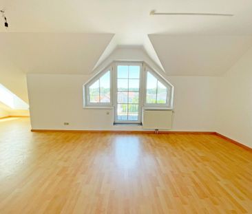 Große Dachgeschosswohnung mit 3 Zimmern und Terrasse! - Foto 1