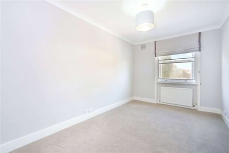 A well-proportioned, one-bedroom apartment situated on the third floor (without lift) of a period building with gated access - Photo 5