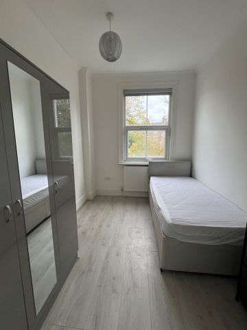 2 Bed Flat, London, W3 - Photo 4