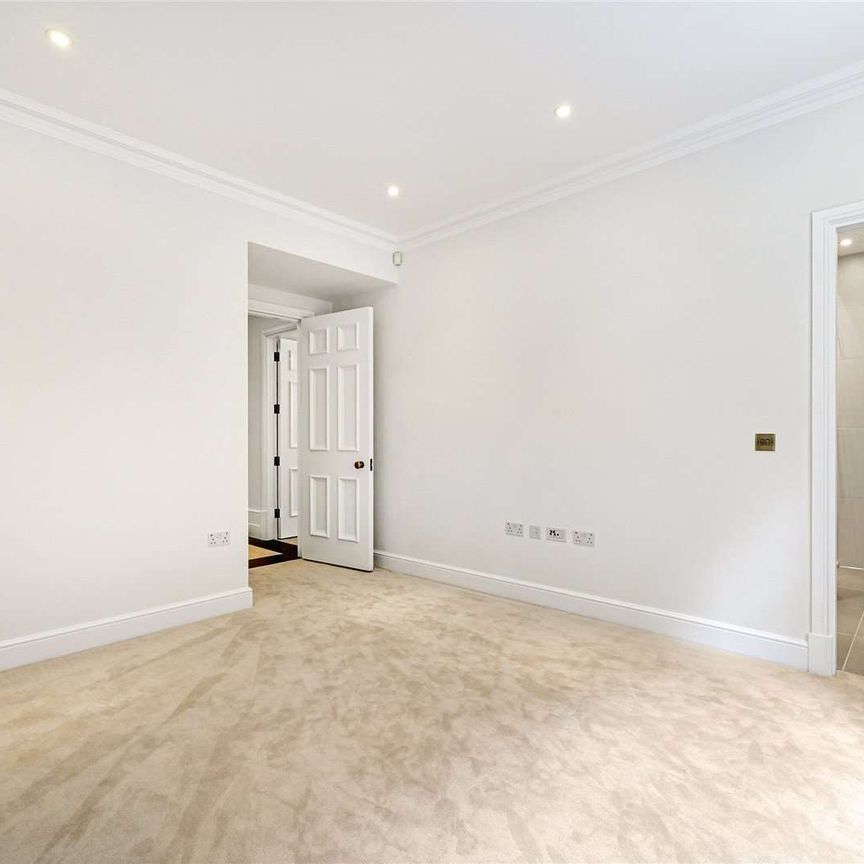 A stunning fifth floor three bedroom lateral apartment in a wonderful newly refurbished building situated on Sloane Street. - Photo 1