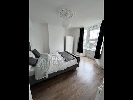 4 Bed Detached House, Thomas Street, BS2 - Photo 3