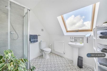 3 bedroom semi-detached house to rent - Photo 3