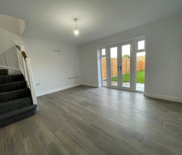 2 bedroom Semi-Detached House to let - Photo 5