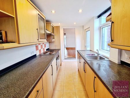 2 bedroom terraced house to rent - Photo 4