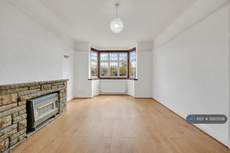 3 bedroom semi-detached house to rent - Photo 4