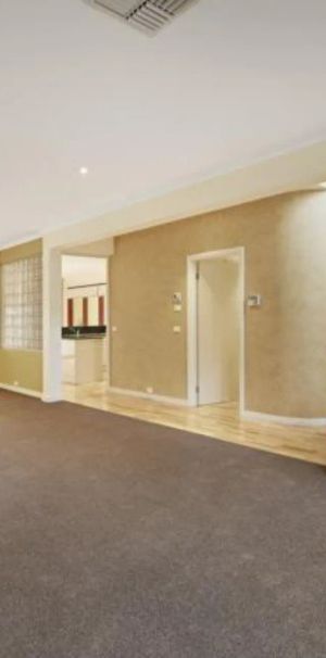 Luxurious Family Living in Beacon Cove – Dual-Level Elegance - Photo 1