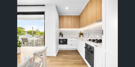 Light Filled 2 Bedroom Corner Apartment Directly Overlooking Lush Green Park - fully furnished - Photo 3