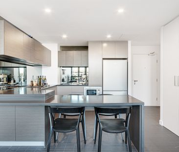 Luxuriously Appointed One Bedroom Haven - Unfurnished - Photo 5