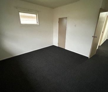 Sunny 3 bedroom Family Home in quiet street - Photo 1
